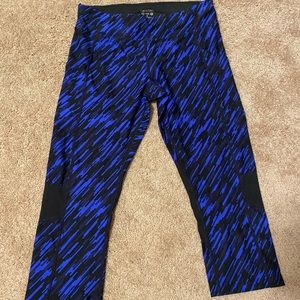 Calvin Klein Women Capri Leggings with side pockets. Size L anew With Tags